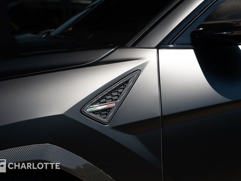 Used 2023 Lamborghini Urus Performante AWD/4WD image 12