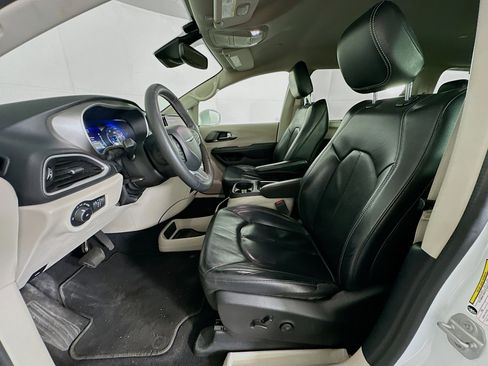 Used 2022 Chrysler Pacifica Touring-L image 13
