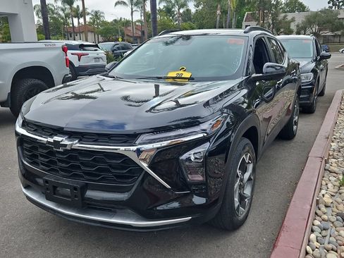 Used 2025 Chevrolet Trax LT w/ Driver Confidence Package FWD image 3
