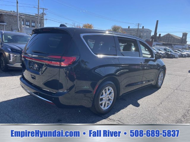 Used 2025 Chrysler Pacifica Select FWD image 8