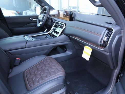 New 2025 Nissan Armada Platinum Reserve image 26