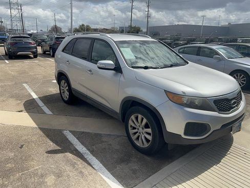 Used 2011 Kia Sorento LX image 2