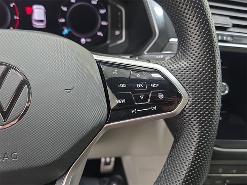 Used 2022 Volkswagen Tiguan SEL R-Line image 18