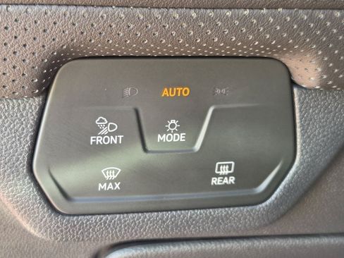 Used 2025 Volkswagen Atlas SE AWD/4WD image 24