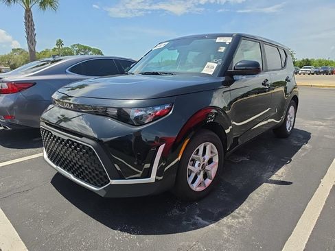 Certified 2025 Kia Soul LX w/ LX Technology Package FWD image 6