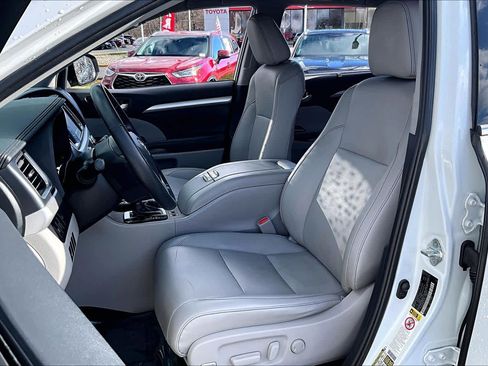 Used 2019 Toyota Highlander XLE image 7