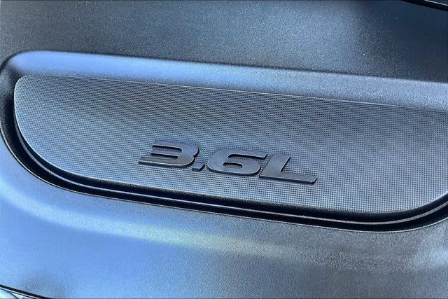 Used 2025 Chrysler Pacifica Limited FWD image 32