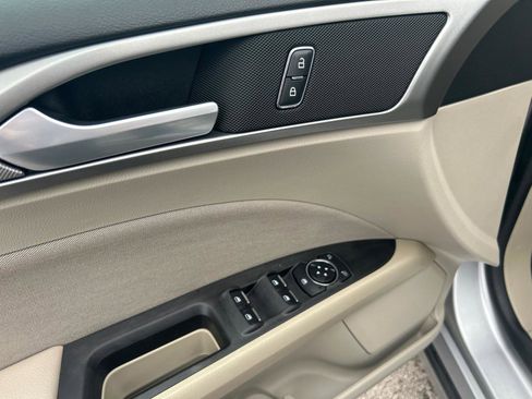 Used 2020 Ford Fusion SE FWD image 12