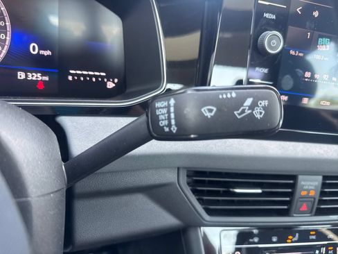Used 2025 Volkswagen Jetta SE FWD image 30