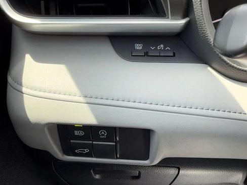 Used 2023 Toyota Highlander LE FWD image 26