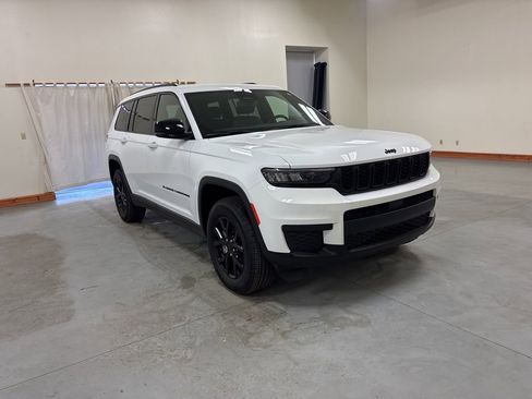 Used 2024 Jeep Grand Cherokee L Laredo AWD/4WD image 2