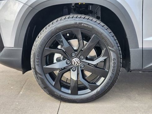 New 2024 Volkswagen Taos SE image 7