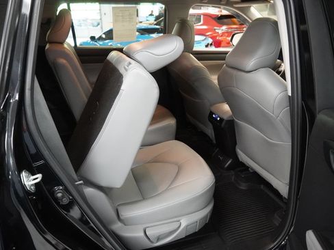Used 2022 Toyota Highlander XLE AWD/4WD image 24