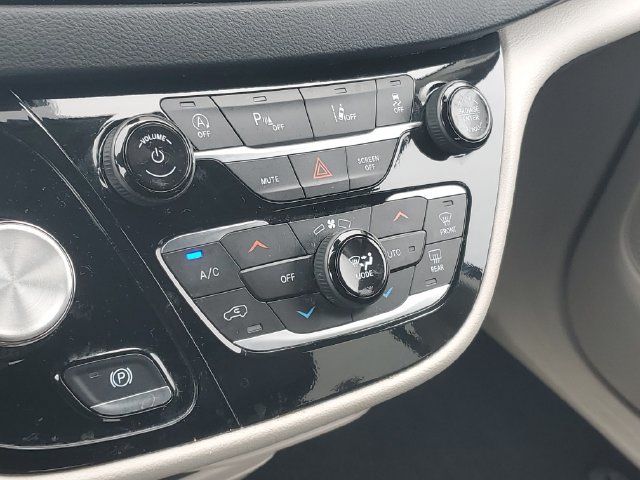 Used 2024 Chrysler Pacifica Touring-L FWD image 28