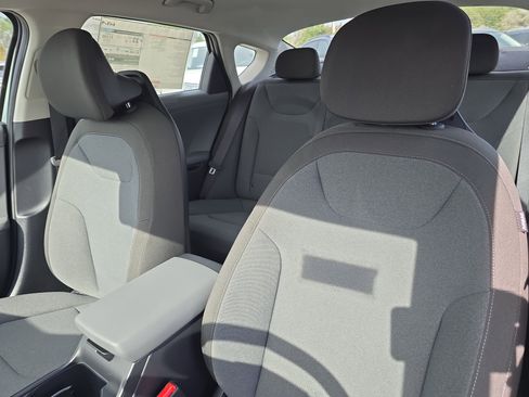 New 2025 Kia K4 LXS image 24
