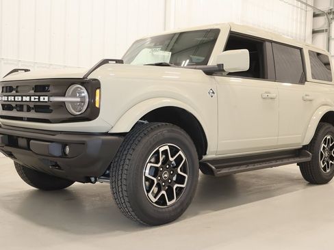 New 2025 Ford Bronco Outer Banks image 4