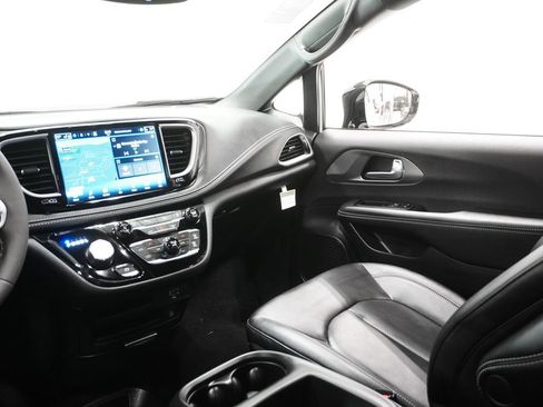 New 2026 Chrysler Pacifica Select FWD image 17