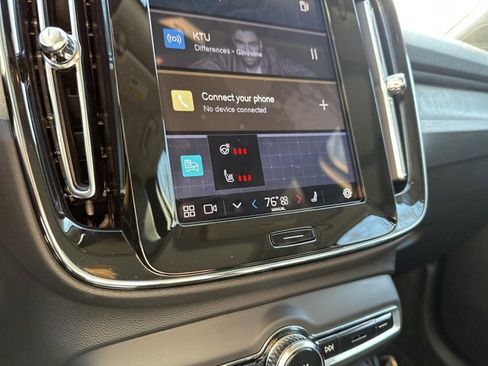 Certified 2025 Volvo XC40 B5 Core image 29