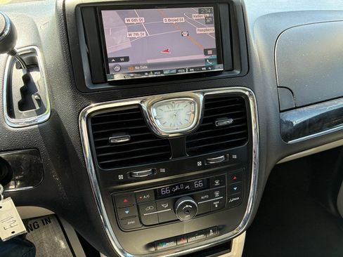 Used 2016 Chrysler Town & Country Touring FWD image 9