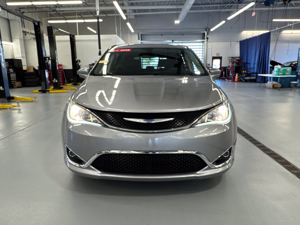 Used 2018 Chrysler Pacifica Touring Plus w/ Tire & Wheel Group FWD image 12