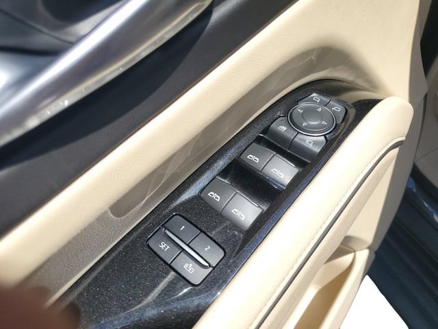 Used 2021 Cadillac Escalade Premium Luxury AWD/4WD image 10
