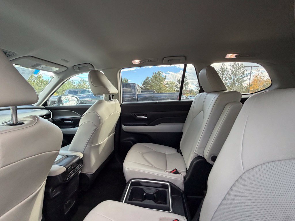 Used 2025 Toyota Grand Highlander AWD image 19