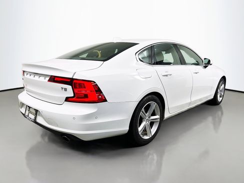 Used 2017 Volvo S90 T5 Momentum w/ Convenience Package image 4