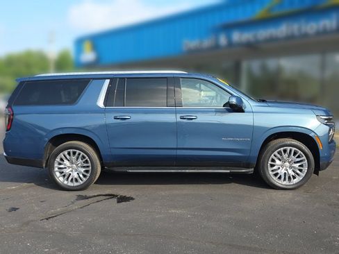 Used 2025 Chevrolet Suburban LT w/ Comfort Package AWD/4WD image 9