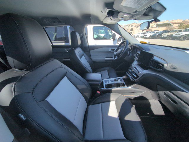 Used 2023 Ford Explorer XLT w/ Equipment Group 202A RWD image 4