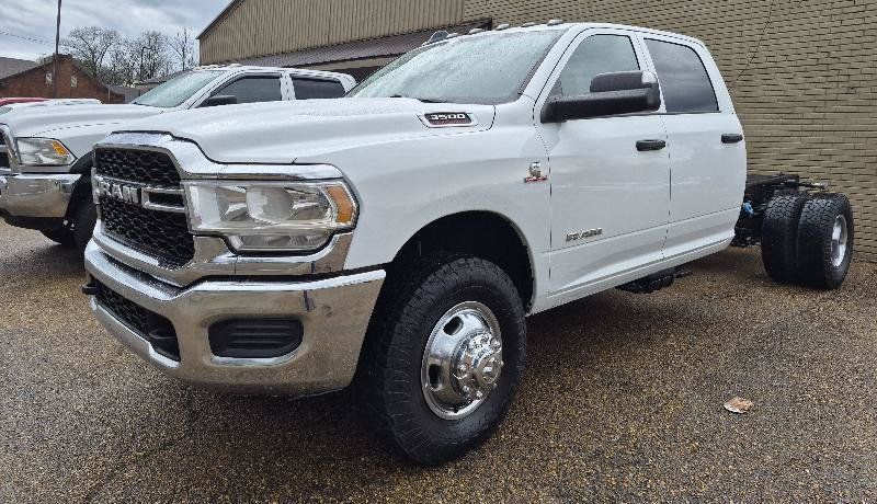 Used 2022 RAM 3500 Tradesman w/ Chrome Appearance Group AWD/4WD image 3
