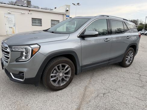 Used 2023 GMC Terrain SLT image 3