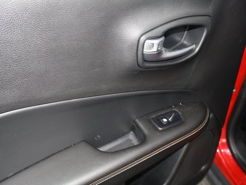 Used 2019 Jeep Compass Latitude w/ Popular Equipment Group image 18