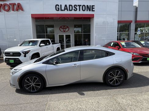 Used 2023 Toyota Prius XLE image 2