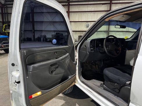 Used 2004 GMC Sierra 3500 W/T image 12