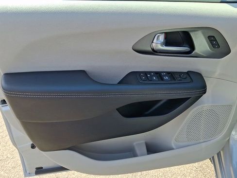 Used 2024 Chrysler Pacifica Touring-L image 10