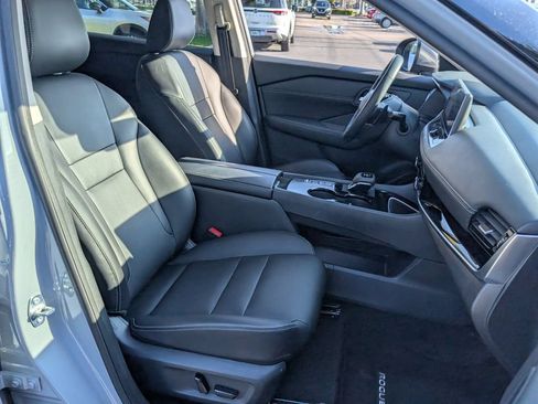 Certified 2025 Nissan Rogue SL FWD image 18