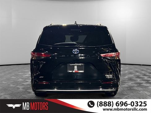 Used 2021 Toyota Sienna Limited image 4