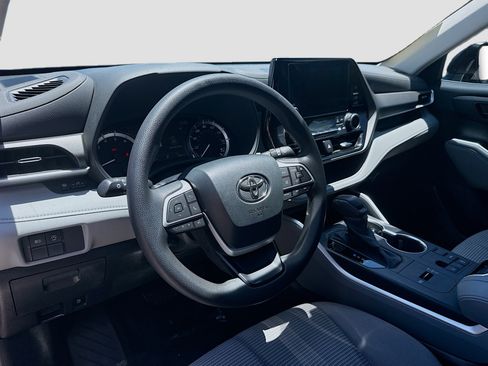Used 2023 Toyota Highlander L FWD image 9