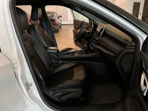 Used 2025 Jeep Compass Trailhawk AWD/4WD image 36