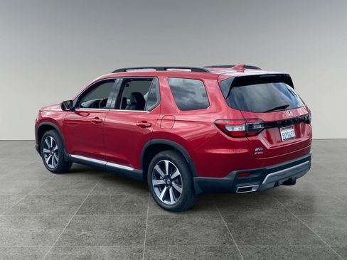 Used 2025 Honda Pilot Touring image 3