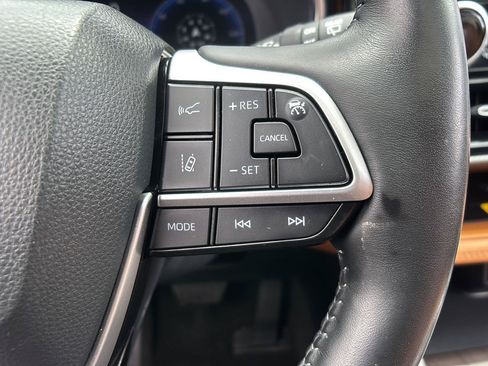 Used 2023 Toyota Highlander Platinum AWD/4WD image 32