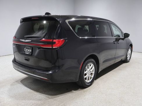 Used 2024 Chrysler Pacifica Touring-L FWD image 8
