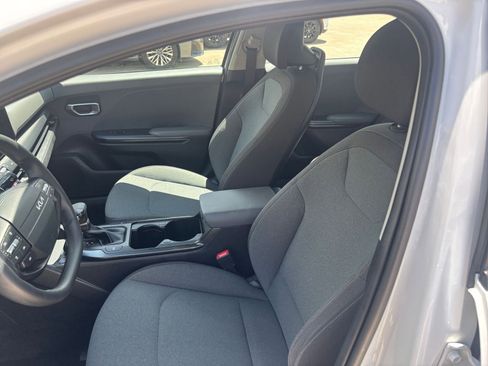Used 2025 Kia K4 LXS image 25