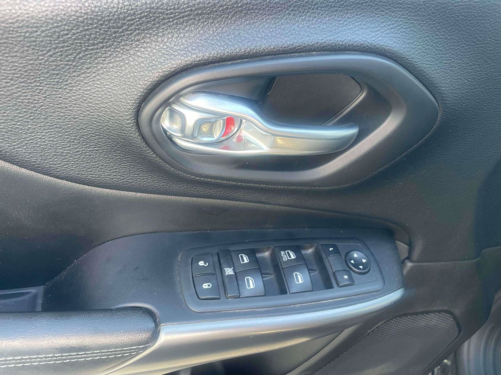 Used 2020 Jeep Cherokee Latitude FWD image 11