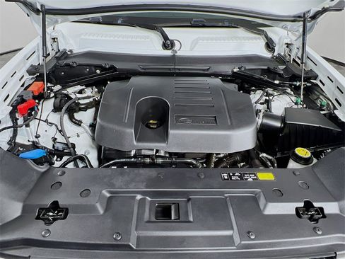 Used 2023 Land Rover Defender 110 SE image 31