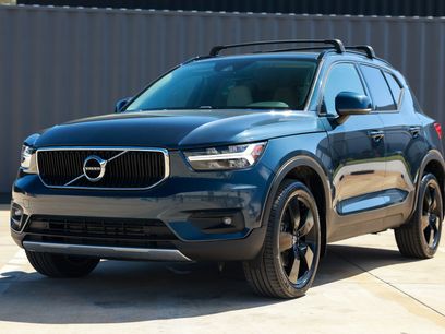 Used 2021 Volvo XC40 T4 Momentum w/ Protection Package Premier