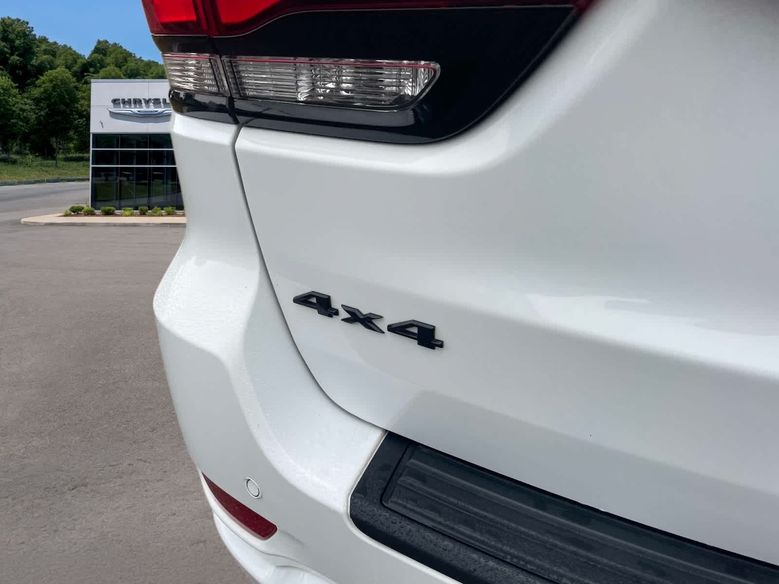 Used 2018 Jeep Grand Cherokee Altitude AWD/4WD image 5
