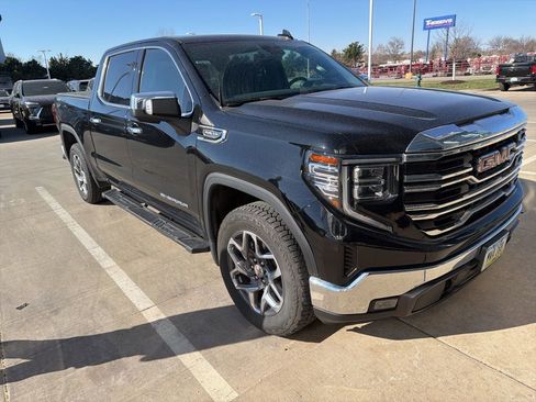 Used 2022 GMC Sierra 1500 SLT w/ SLT Convenience Package image 3