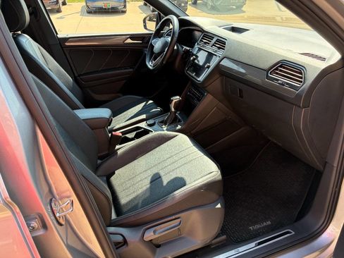 Used 2022 Volkswagen Tiguan SE R-Line image 17