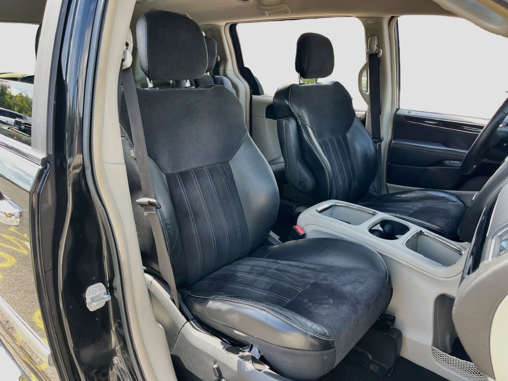 Used 2014 Chrysler Town & Country Touring-L FWD image 28
